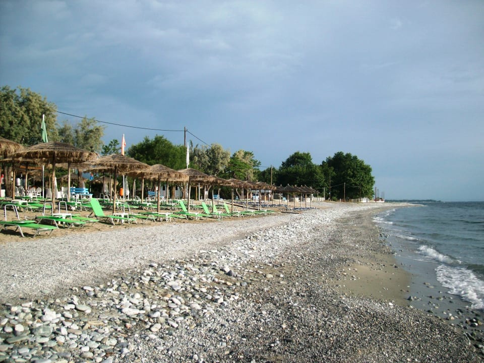 Steinig,aber klares kaltes Wasser alltoura Club Hotel Poseidon Palace
