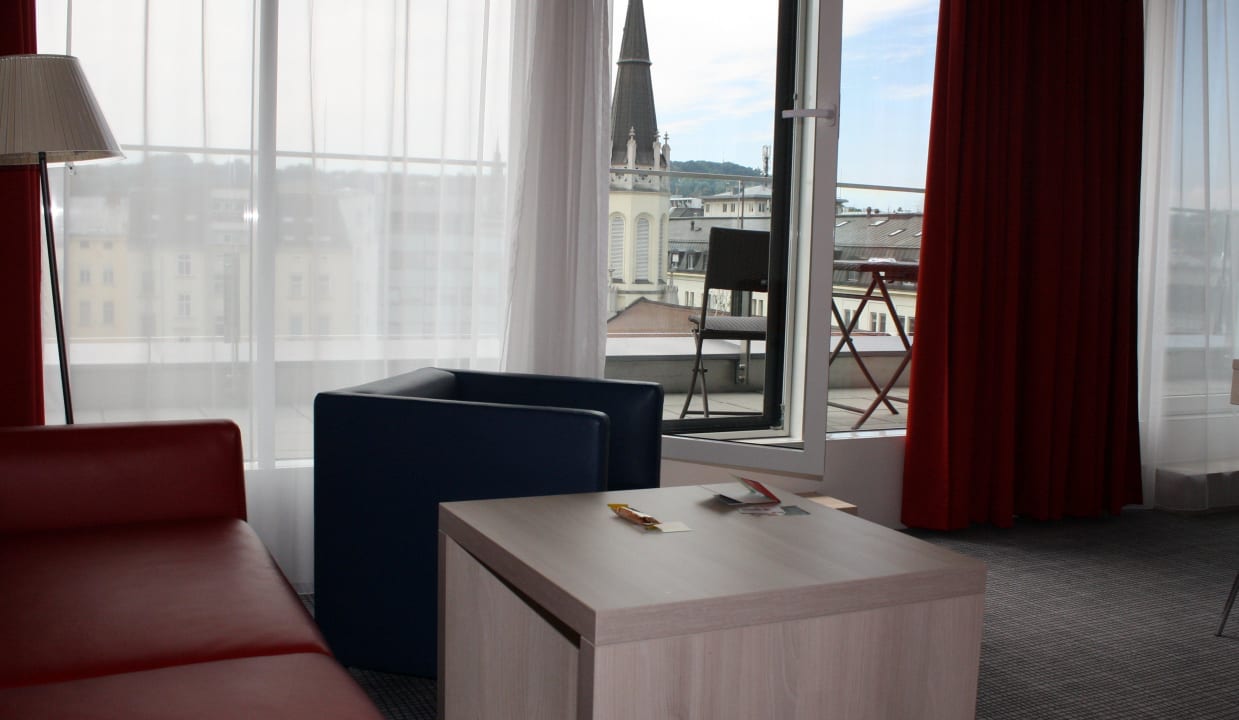 Sitzgruppe in der Junior-Suite Park Inn by Radisson Linz