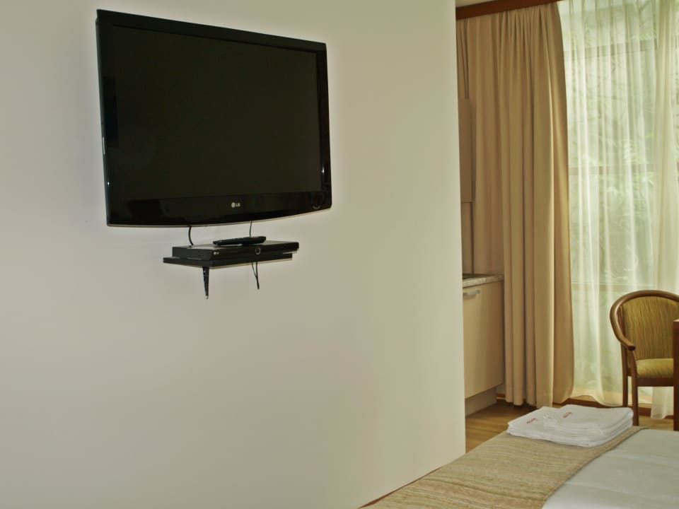 TV, hinten links die kleine Küchenzeile Ankora Hotel Prag