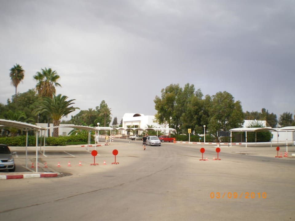 Vor dem Hotel El Mouradi Club Kantaoui