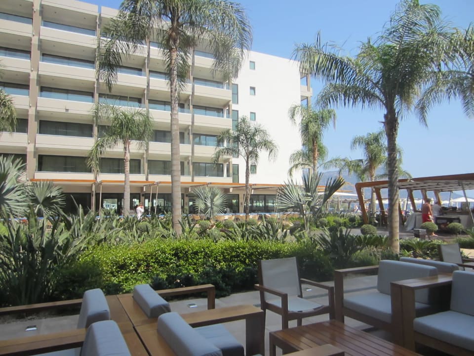 Sitzplätze vor der Bar Hotel Alimounda Mare
