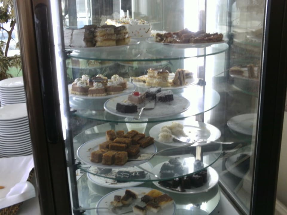 Kuchenkarusell neben der Bar Aska Hotel Just in Beach