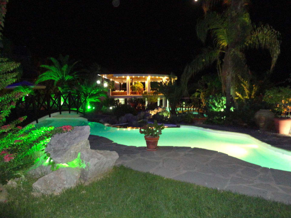 Poolanlage am Abend Hotel Calypso Beach