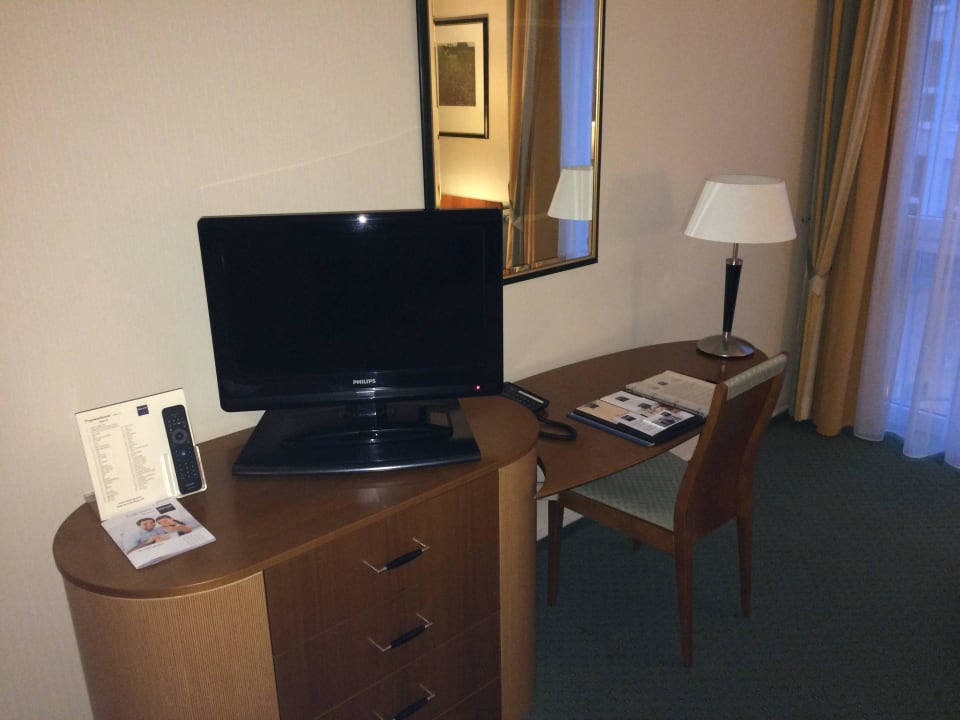 Arbeitsplatz mit TV Hotel Dorint Charlottenhof Halle