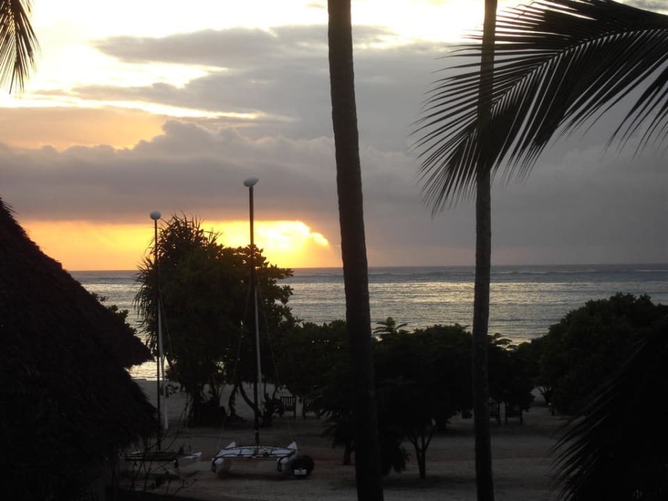 Sonnenuntergang vom Balkon Neptune Pwani Beach Resort & Spa