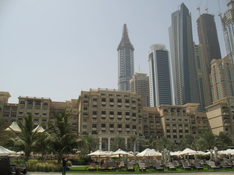 Gartenanlage mit Hotel und Skyline The Westin Dubai Mina Seyahi Beach Resort & Marina
