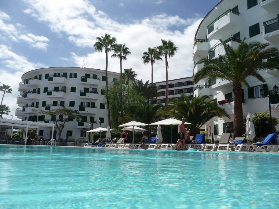 Blick vom Poolrand zum Wohngebäude Servatur Playa Bonita