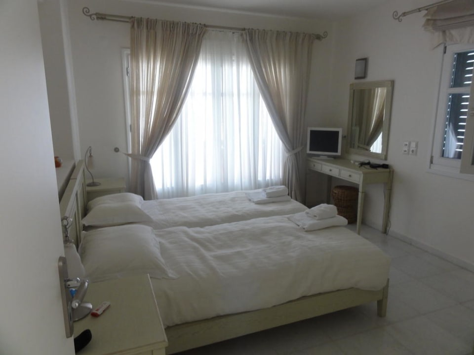 Schlafzimmer mit getrennten Betten Hotel Naxian Collection