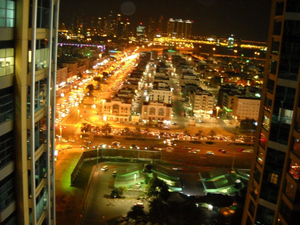 Ausblick aus Zimmer 21. Etage nachts Grand Millennium Al Wahda Abu Dhabi