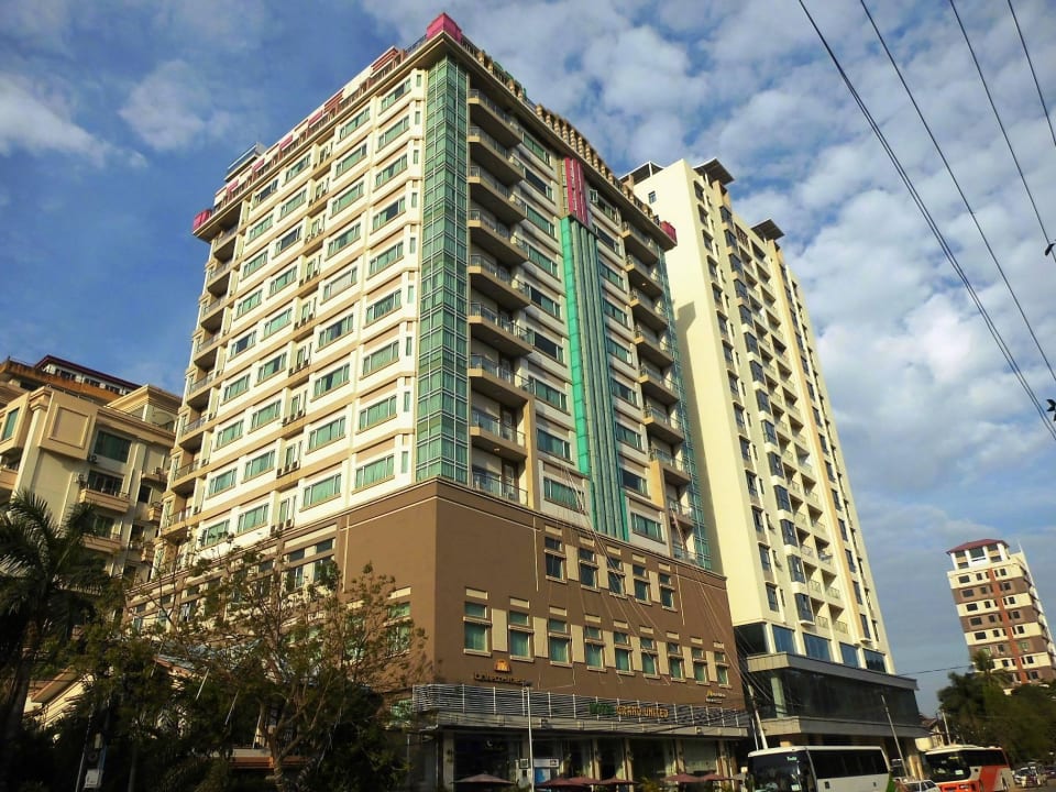 Vorderansicht des Hotel "Grand United" Hotel Grand United - Ahlone Branch