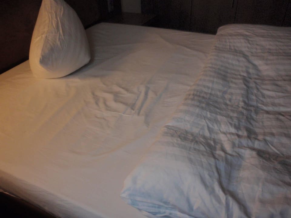 Cama sin estirar IntercityHotel Mainz