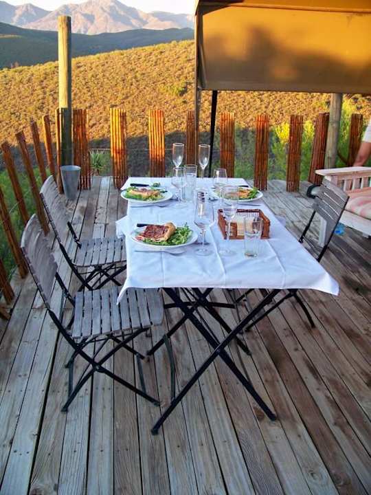 Abendessen und Frühstück gibt es auf der Terrasse Le Petit Karoo Guesthouse
