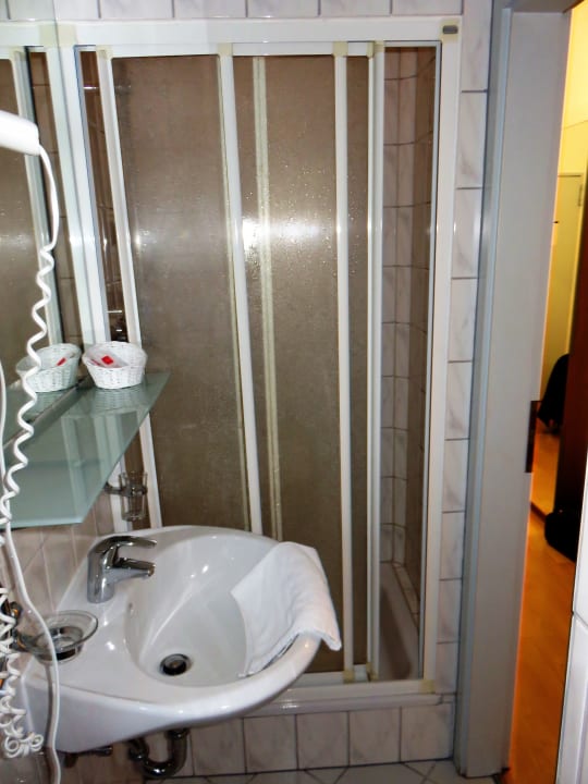 Badezimmer mit Duschkabine Hotel Aurora