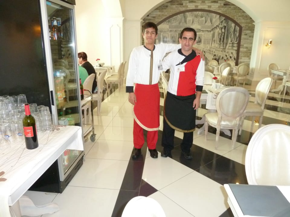 Hervorragender Service durch unsere Kellner Hotel Delphin Imperial