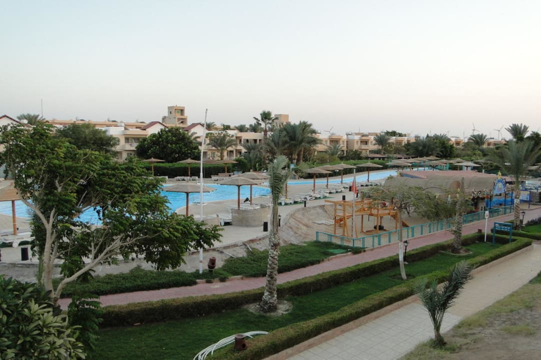 Blick vom Balkon auf den Pool Golden Beach Resort