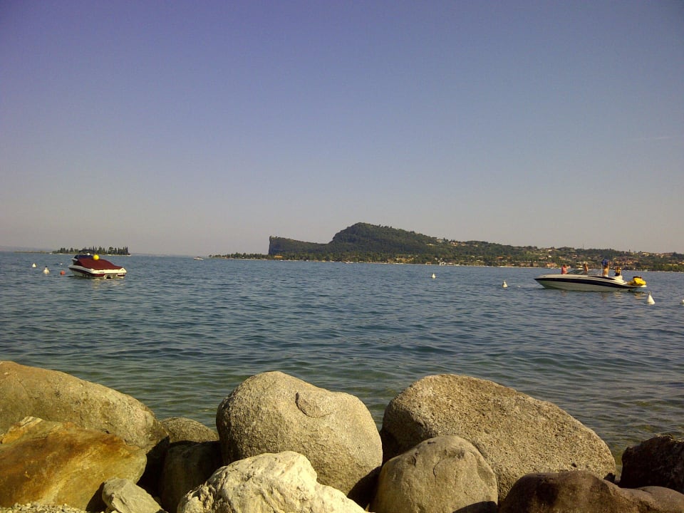 Blick vom Strand auf den "La Rocca" Residence Villalsole