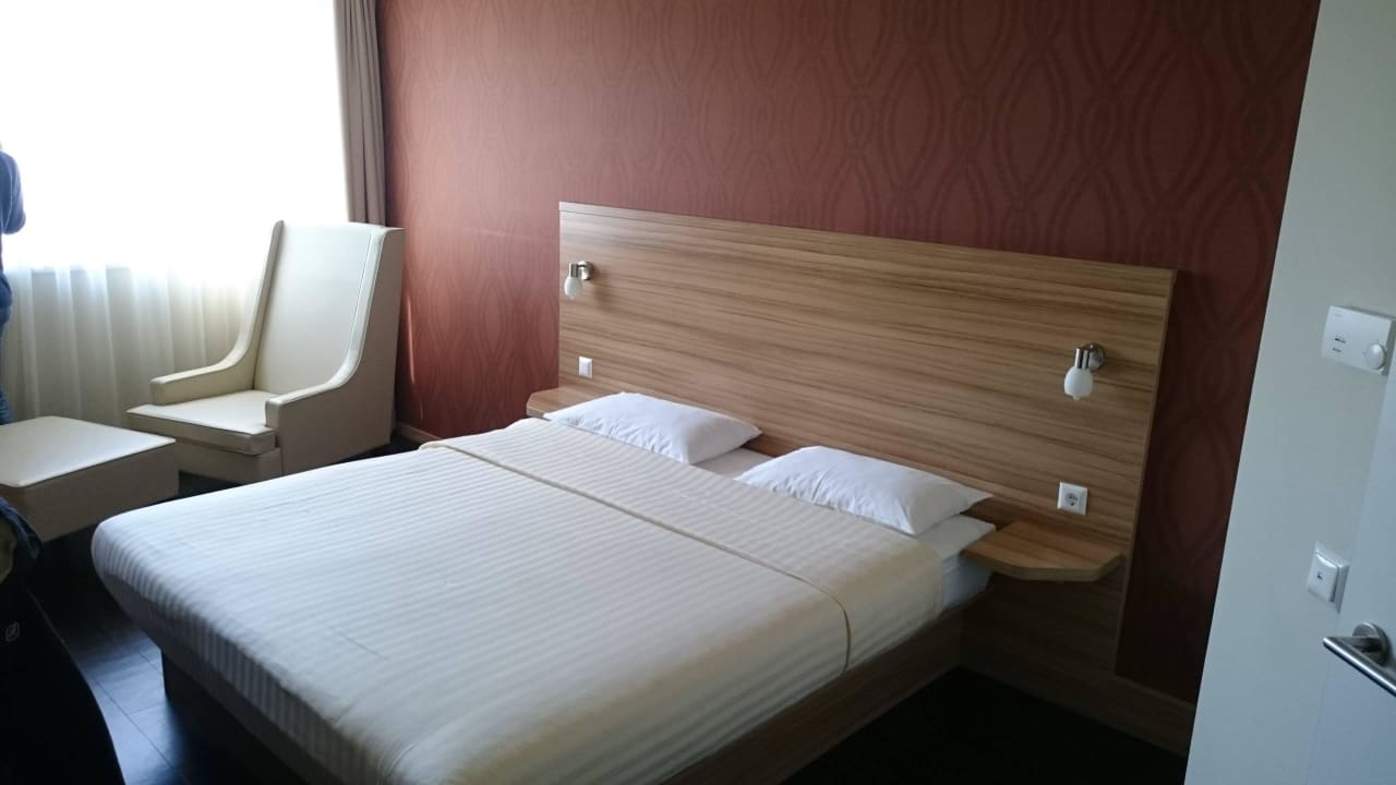 Das Zimmer mit sehr entspannendem Sessel Leonardo Hotel Vienna Schönbrunn