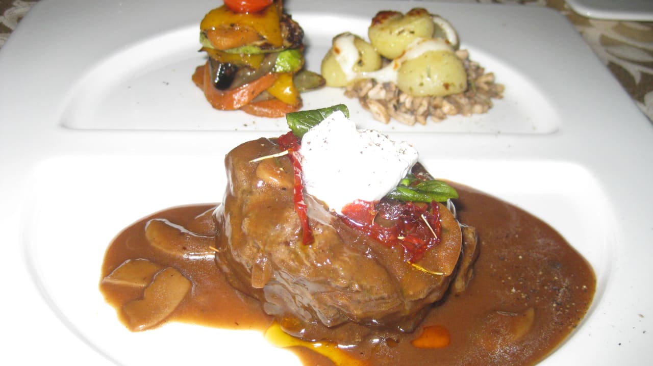 Ein Abendessen im italienischen Restaurant Kaisol Romance Resort