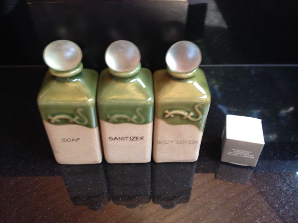 Badutensilien: Seife, Sanitizer und Lotion immer da Komandoo Island Resort & Spa - Adults only