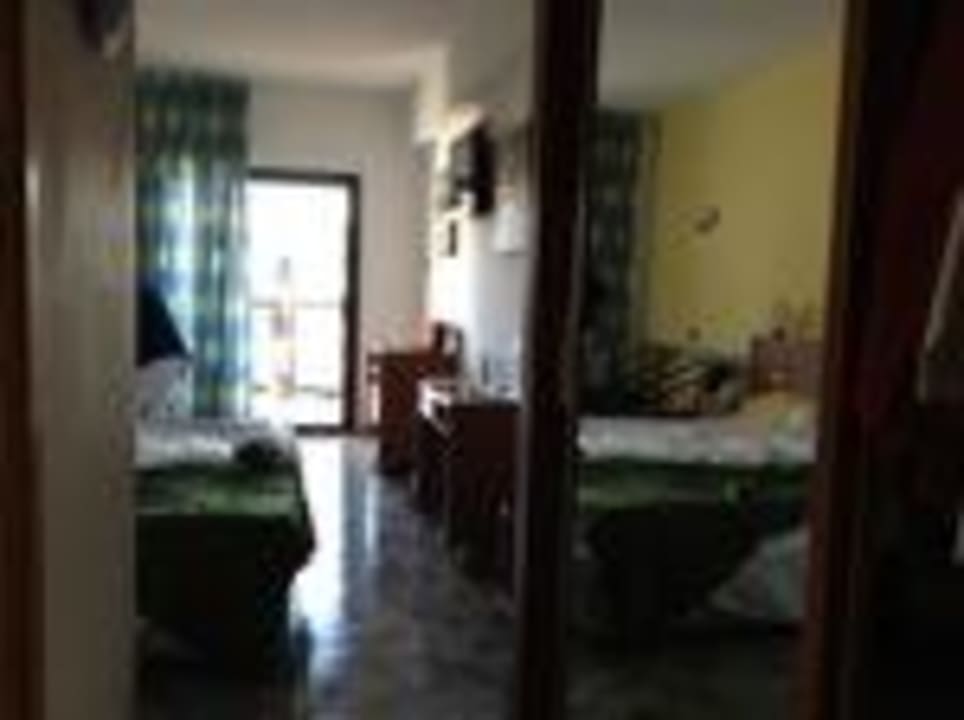 Pokoj na stronę hotelu Escorial. Hotel Caserio