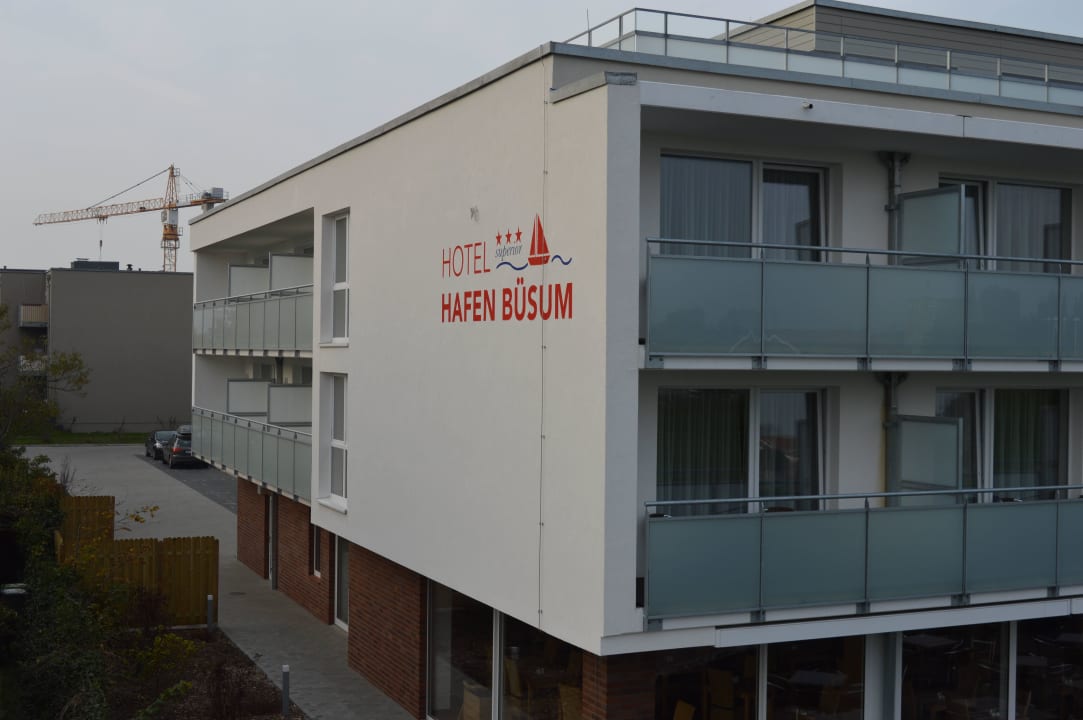Vom Deich aus gesehen Hotel Hafen Büsum