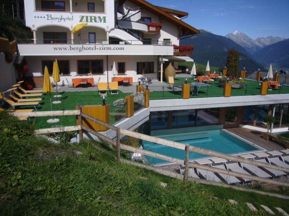 Sole-Außenbecken mit Sonnenterrasse Berghotel Zirm