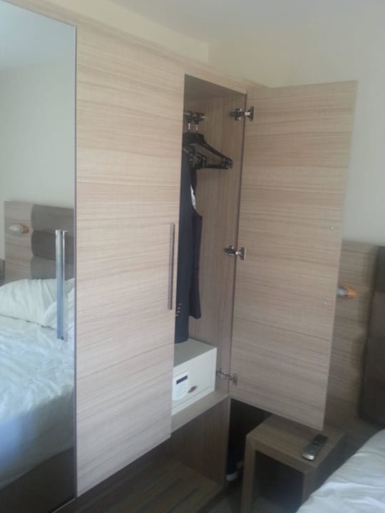 Zwischen Bett und Schrank gerade eine türbr Labranda Lebedos Princess