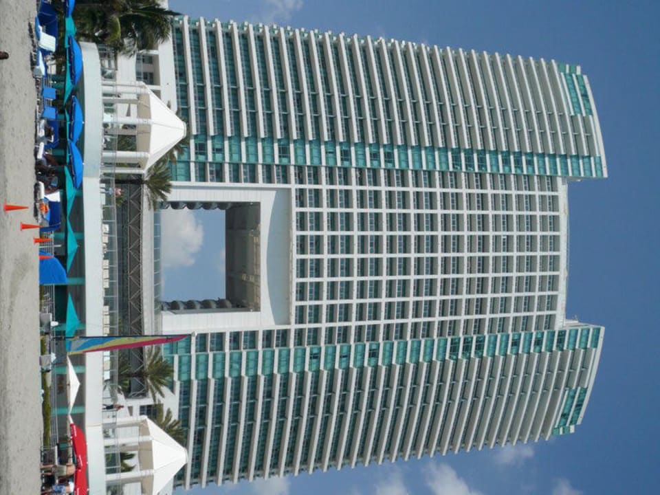 Pool und Hotelansicht Diplomat Resort & Spa Hollywood, Curio Collection by Hilton