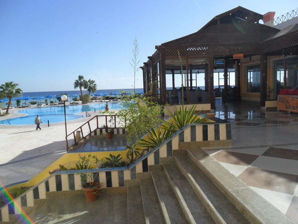 Vista sul ristorante e sulle piscine Blue Reef Red Sea Resort