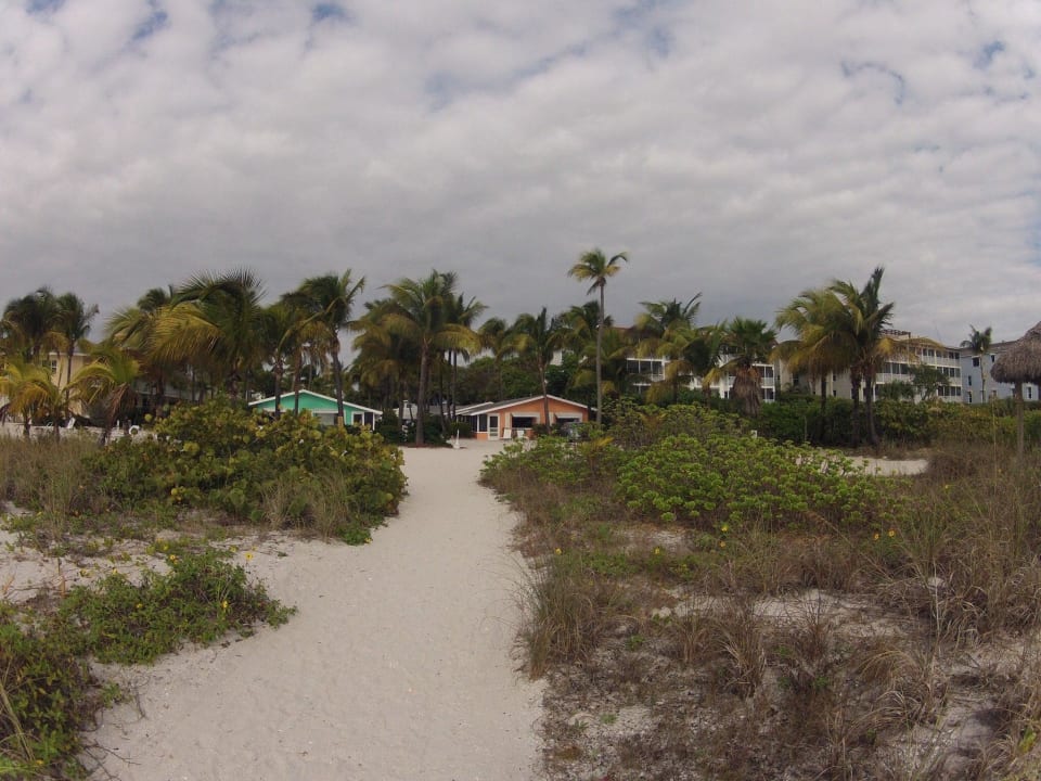 Blick vom Strand zu den Häusern Hotel Waterside Inn on the Beach