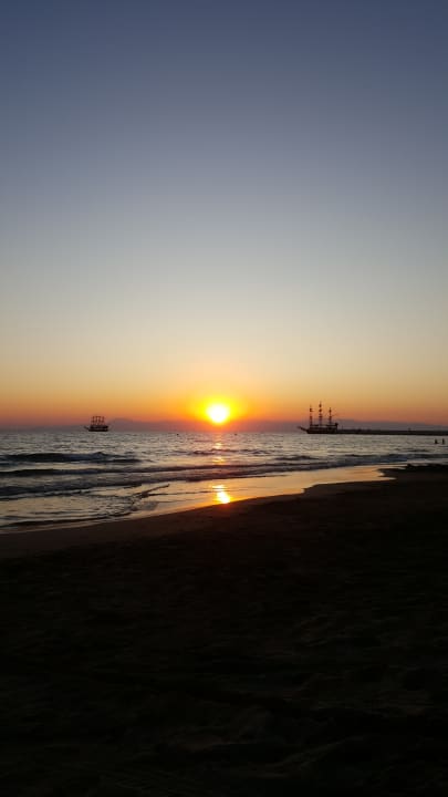 Strand Well Palace Side