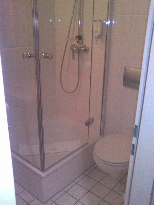 Bad: Eckdusche und WC SORAT Hotel Brandenburg