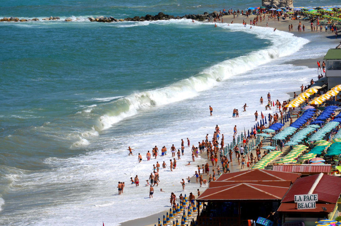 Blick von oben auf den Hotel Strand Aldiana Club Rocca Nettuno Calabria