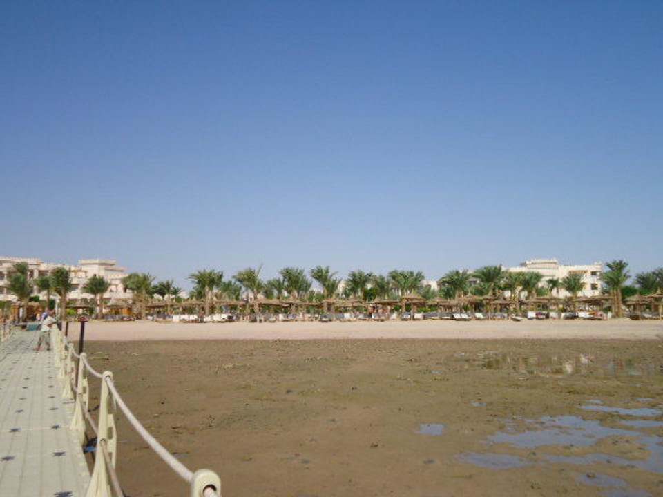 Blick vom Steg zum Hotel bei Ebbe Pickalbatros Palace Resort