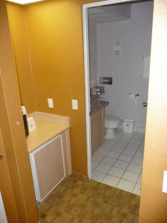 Bad und Waschbecken mit Kaffeemaschiene Best Western Inn at Palm Springs Hotel