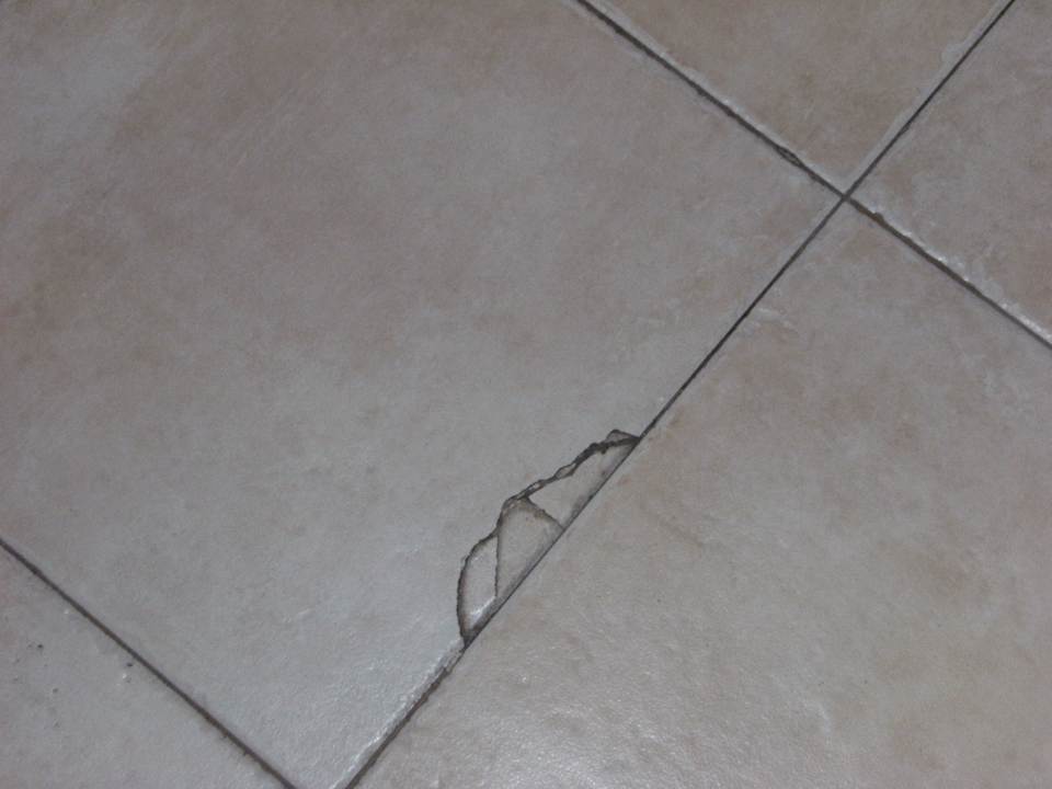 Geplatzte Fliese  Hotel Parque Cristina