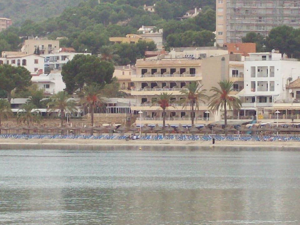 Ansicht des Hotels von der anderen Seite der Bucht Hotel Carabela
