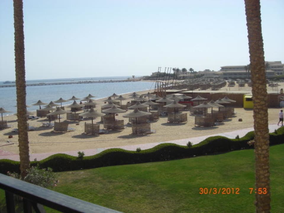 Blick aus dem 5er Block auf Hotelstrand Cleopatra Luxury Resort Makadi Bay