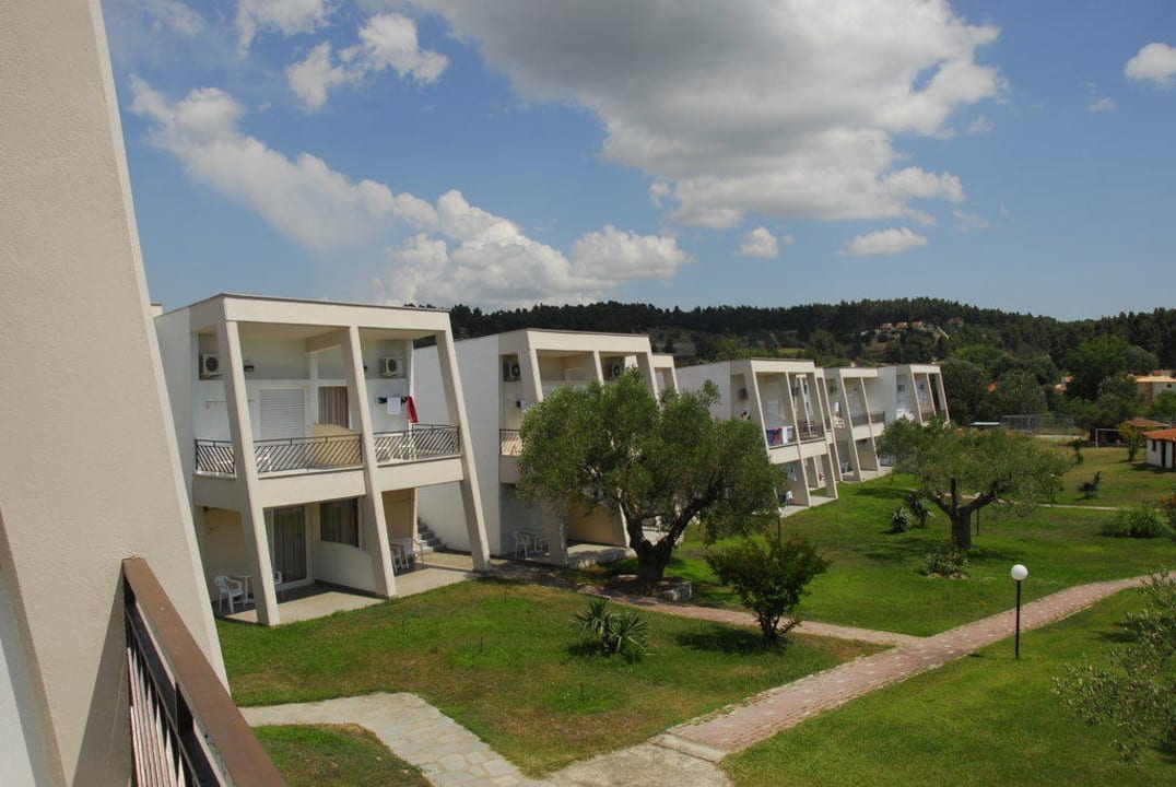 Die separaten Gebäude mit den Zimmern Iris Hotel