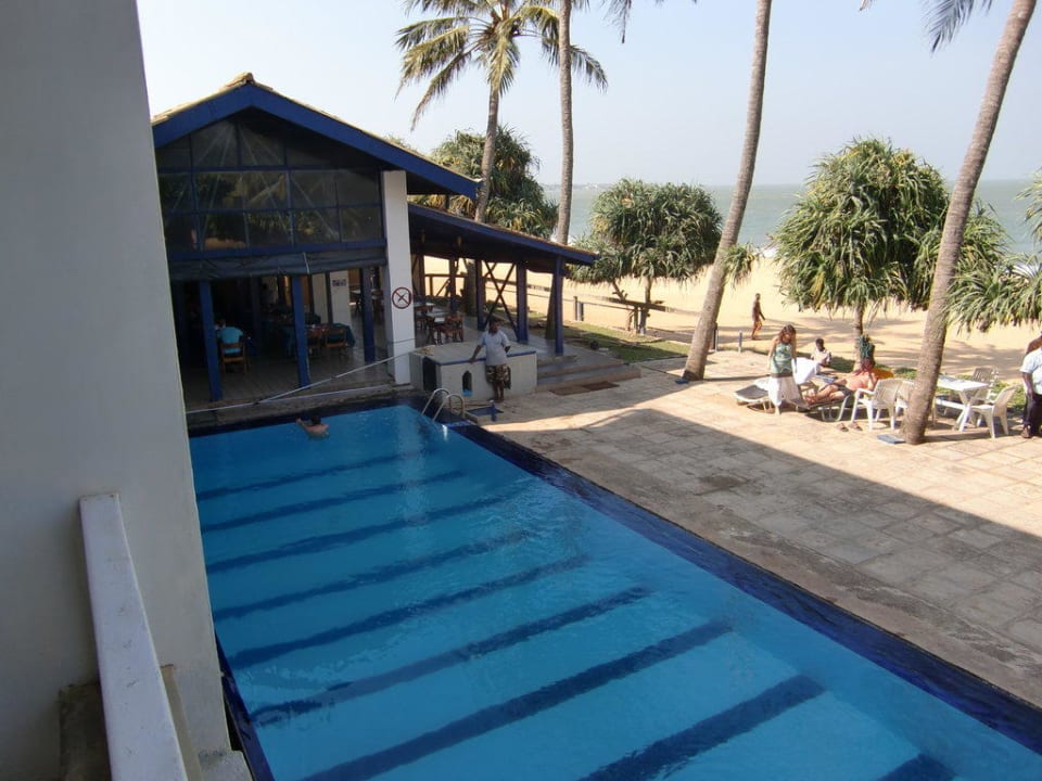 Blick aus dem Zimmer auf den Pool Hotel Sunset Beach