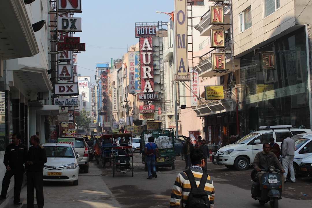 Strasse vor dem Hoteleingang Hotel Godwin Deluxe
