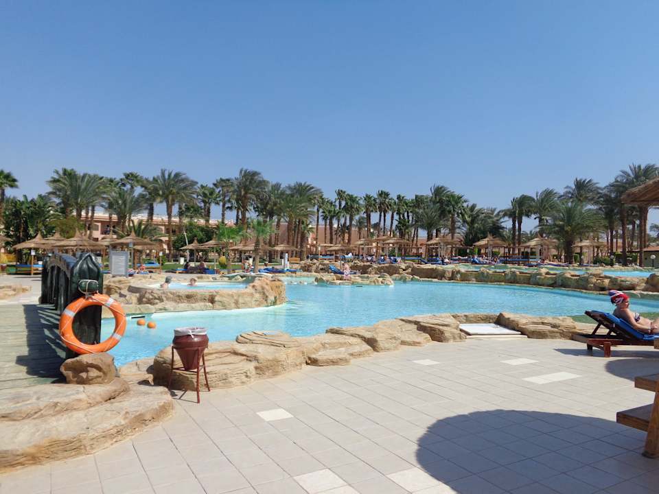 Pools vorm Hotel Beach Albatros Resort