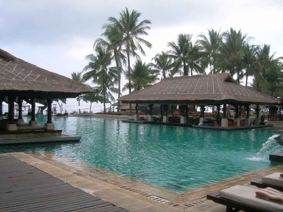 Hauptpool mit Pool-Bar InterContinental Bali Resort