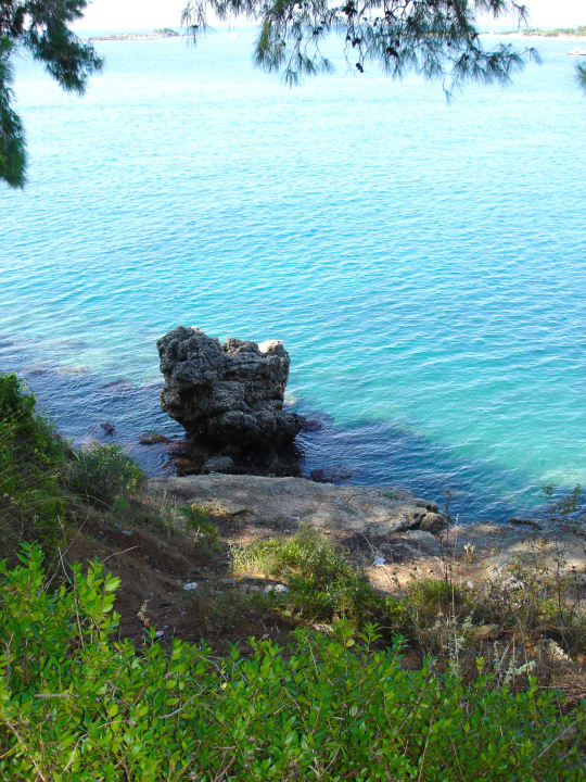 Links an der Bucht die Felsen zum wandern Mira Meridia Beach Hotel
