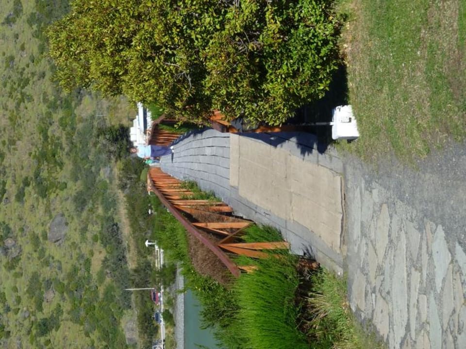 Der Fußgängersteg zur Insel Hotel Hosteria Pehoe