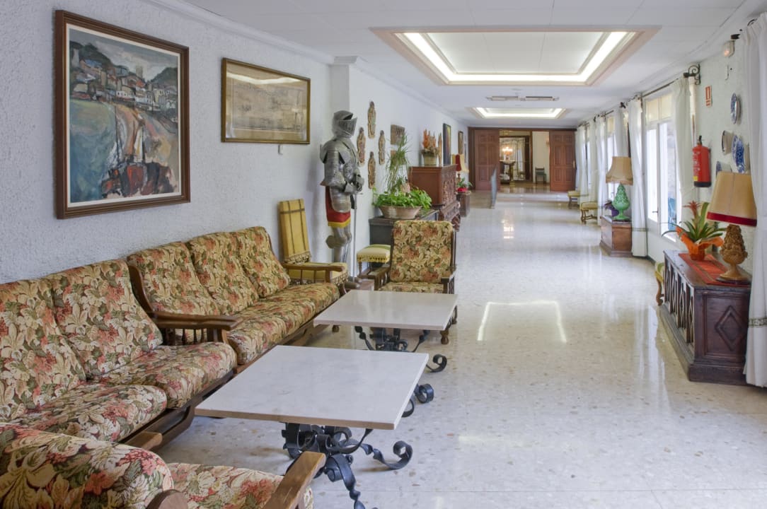 Pasillo al restaurante Hotel GHT Neptuno