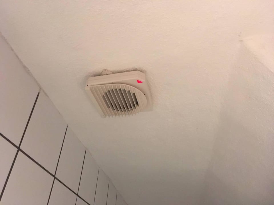 Sehr lauter Lüfer an der Baddecke Ferienwohnungen Springiersbacher Hof