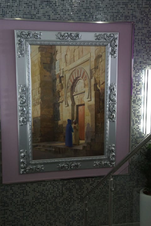 Diese Bild hängt kurz vor dem Speisesaal Hotel Riu Nautilus - Adults only