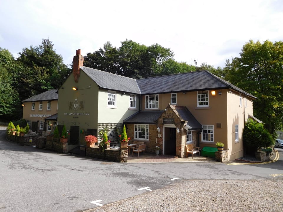 Eingang und Parkplatz The Kingslodge Inn