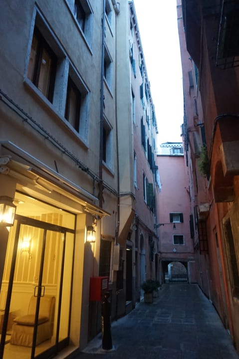 Hoteleingang links Hotel Bartolomeo